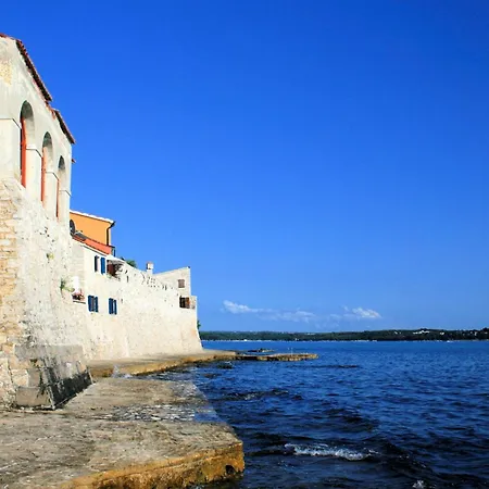 Two-bedroom In Novigrad I *